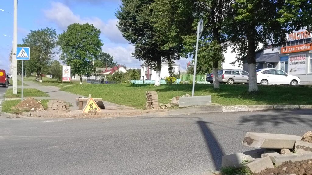 Дежурный по городу: где в Узде опасный люк и что происходит с тротуарами
