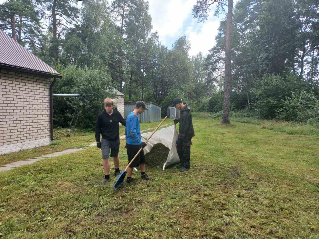 Подростки из Хотлян даже летом наводят порядок вокруг памятника погибшим землякам