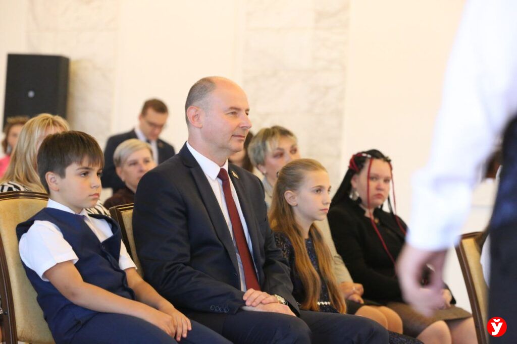 «Не останавливайтесь на достигнутом»! Кушнаренко вручил 21 женщине Минщины ордена Матери