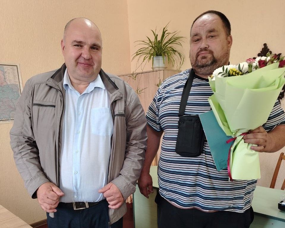 В «Райагросервисе» поздравили юбиляра-водителя