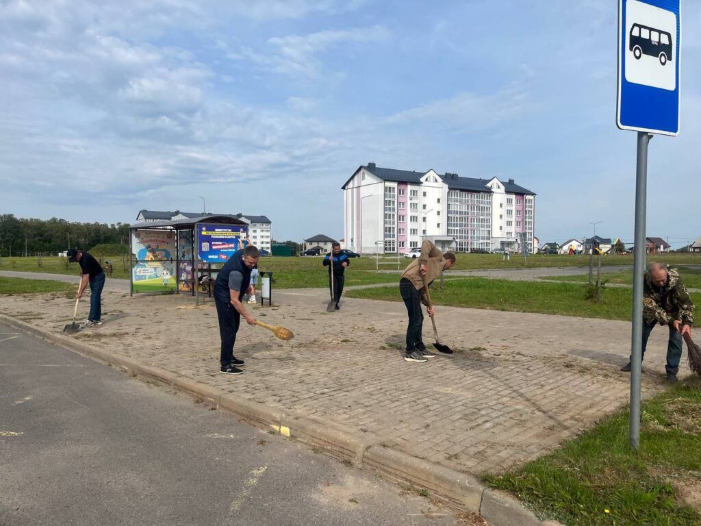 Общественные работы в городе. Кто навёл порядок на остановке в Узде