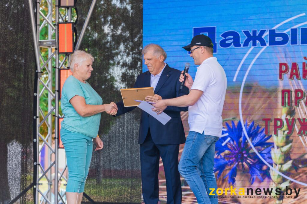 На празднике в Дещенке вручили подарки от «БелИнтерГена»