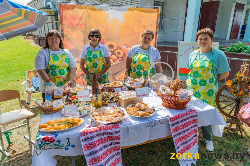 стол у гощениями