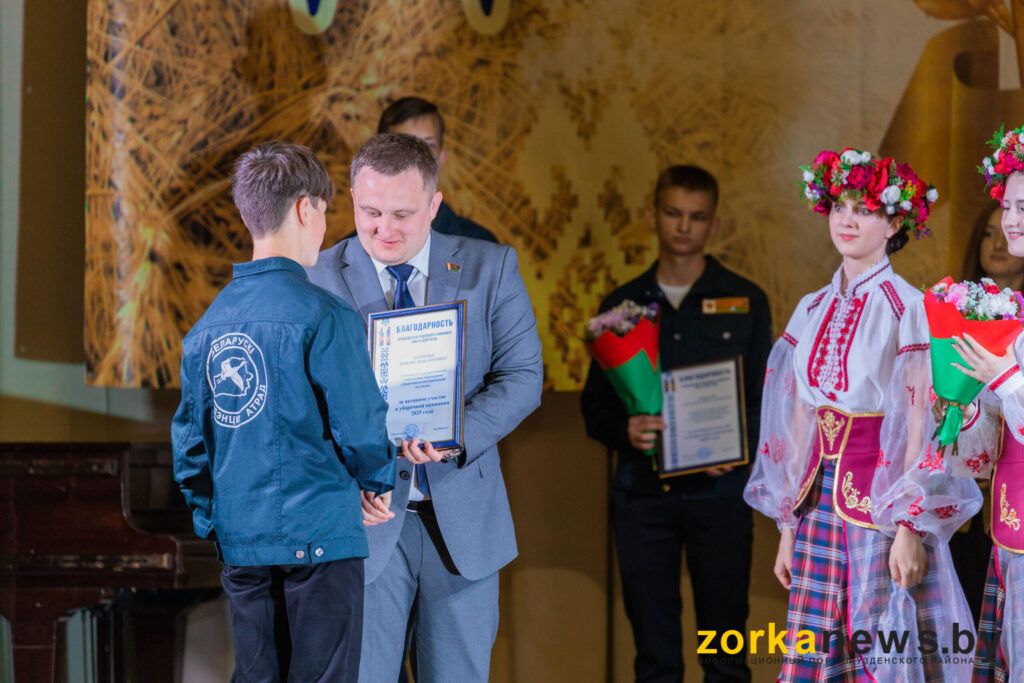 Пинчук поздравляет юношу