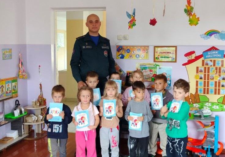 дети с брошюрами