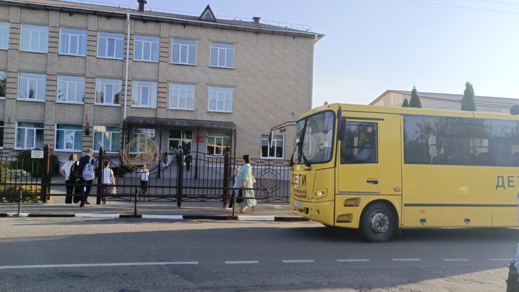 ГАИ проверила безопасность детей возле городской школы в Узде