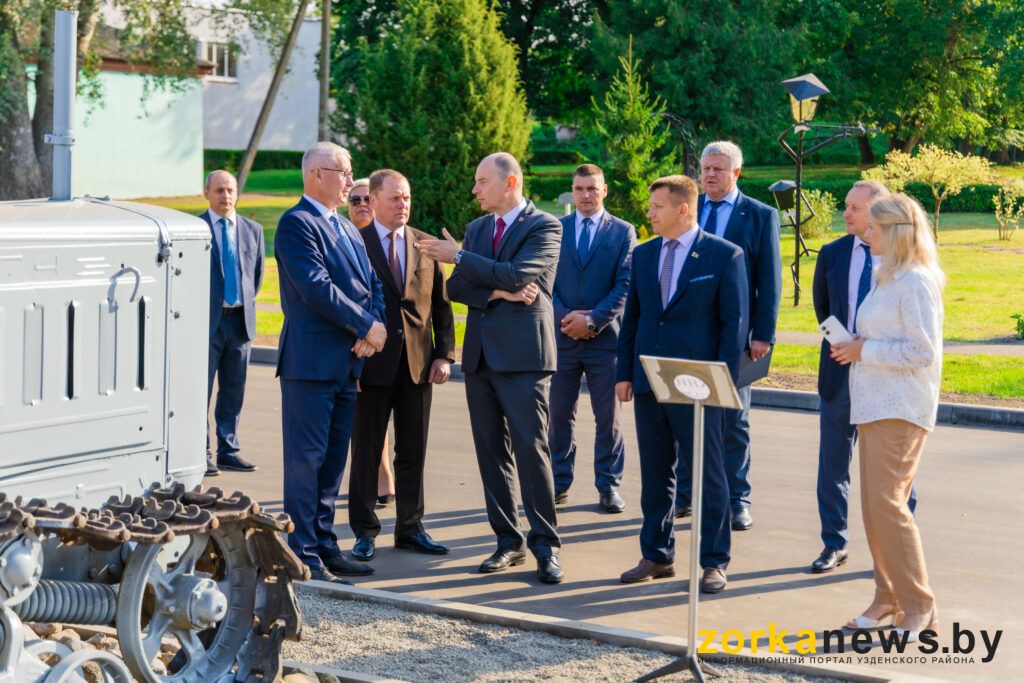 старая модель трактора