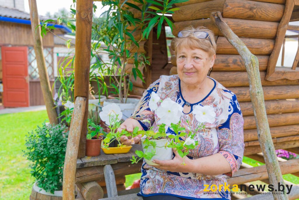 Цветочный оазис у себя во дворе и в доме создала жительница Узды