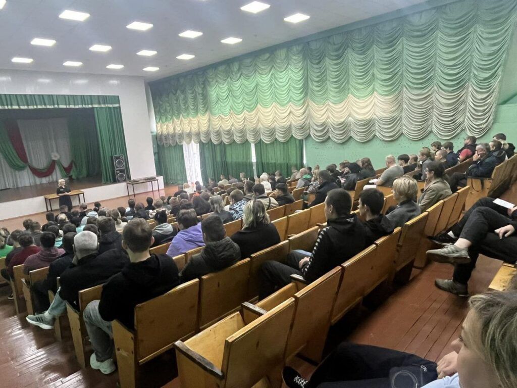 О чем на собраниях в школах с родителями говорят сотрудники милиции