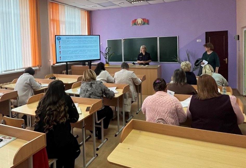 Сотрудники милиции учат педагогов Узды распознавать признаки наркозависимости у молодежи