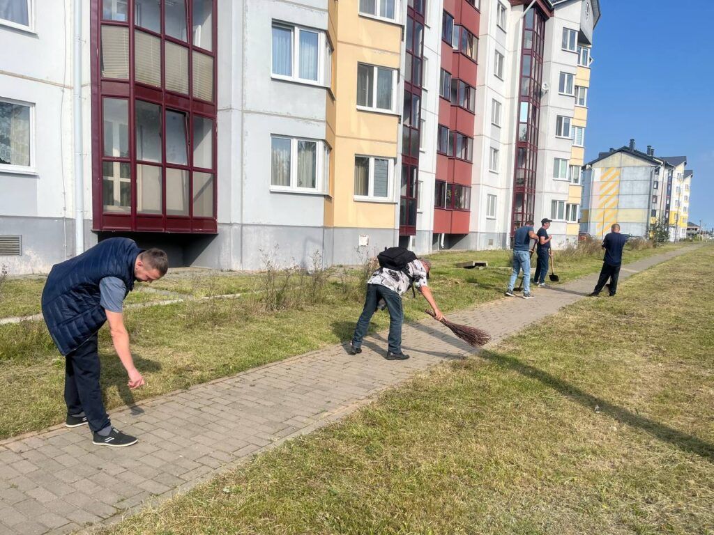 От учета к порядку. Подучетные граждане помогают благоустраивать улицы Узды