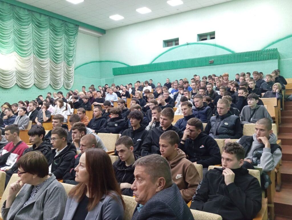 учащиеся колледжа