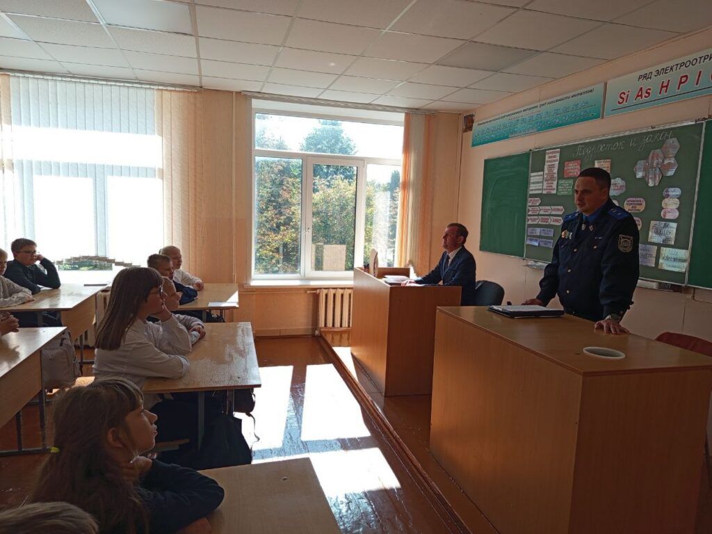 О чем с учениками СШ № 2 говорил главный следователь Узды