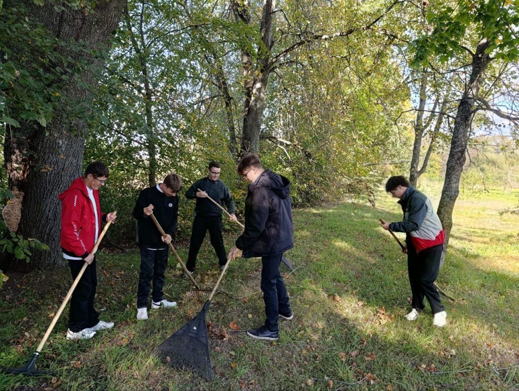 класс на уборке школьной территории