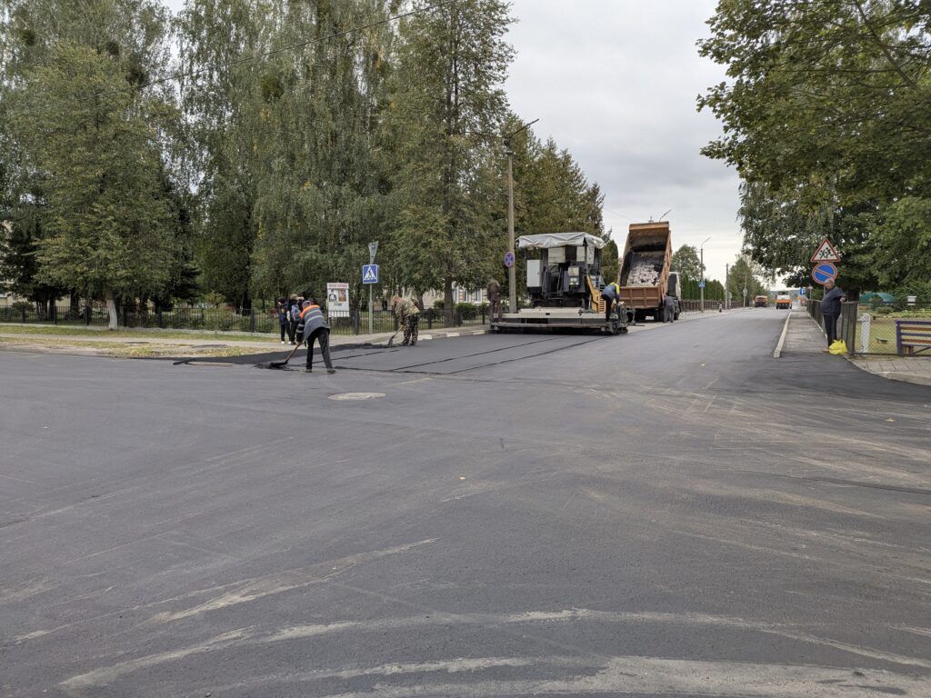 Новый асфальт и тротуарная дорожка у школы и детского сада появилась по улице Интернациональной в Узде