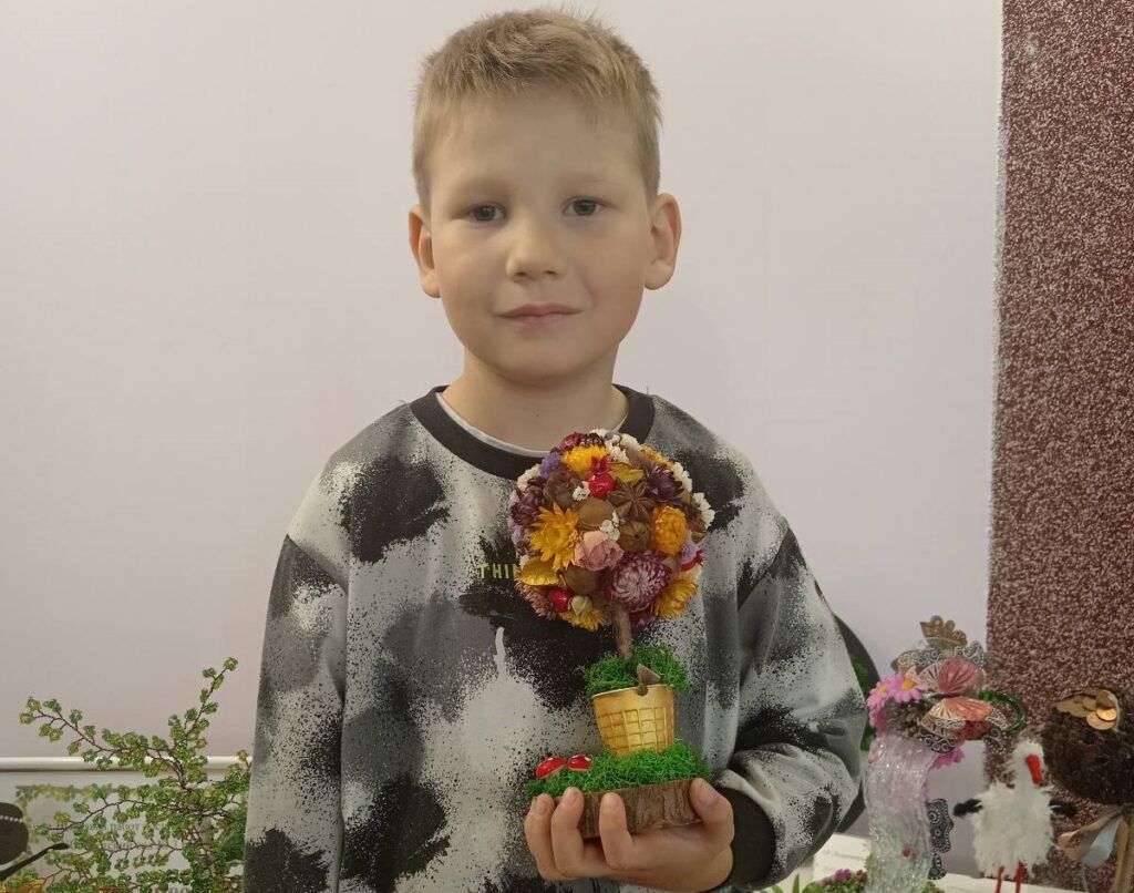 мальчик с поделкой