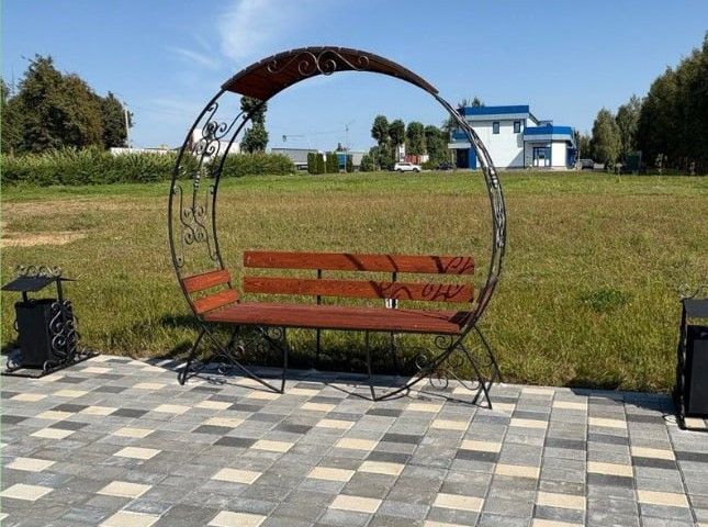В Столбцах установили 16 уникальных скамеек в честь Победы. Одна из них — узденская