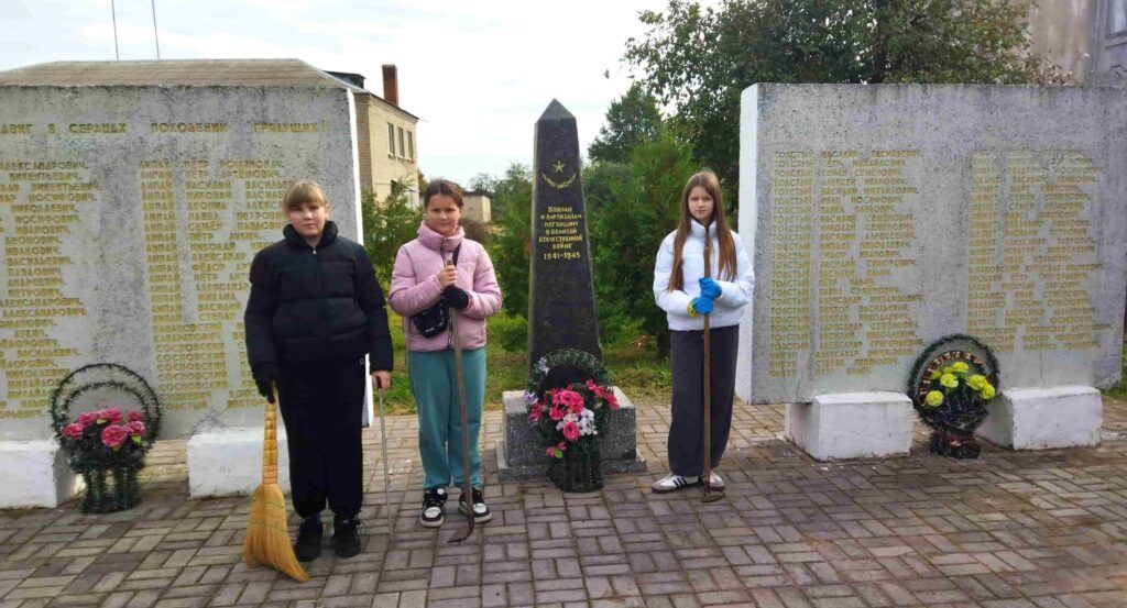 возле памятника