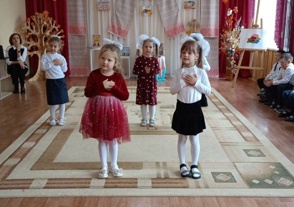 девочки танцуют