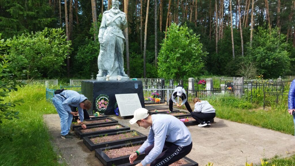 ученики облагораживают памятник
