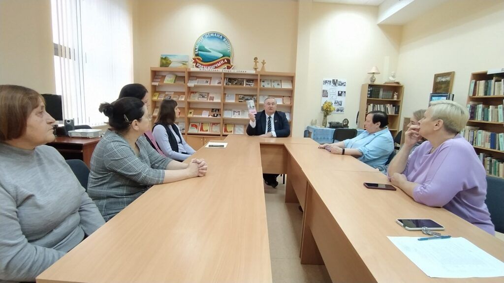 Председатель Союза писателей Беларуси встретился с библиотекарями Узденщины
