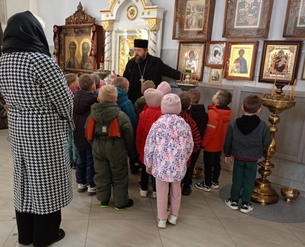 настоятель храма проводит экскурсию