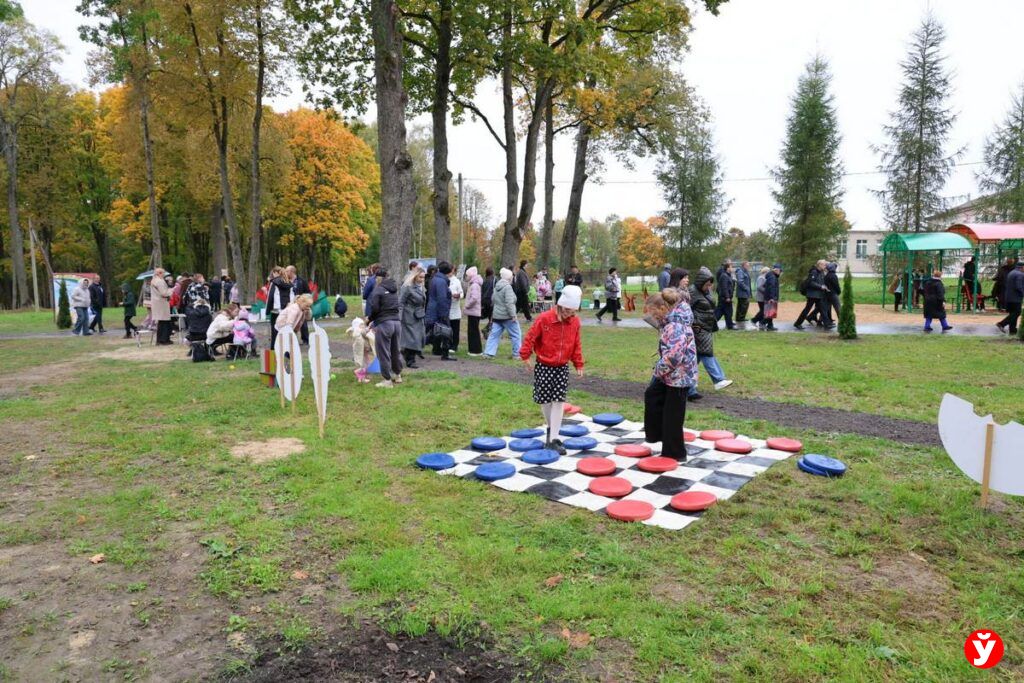 дети в парке играют
