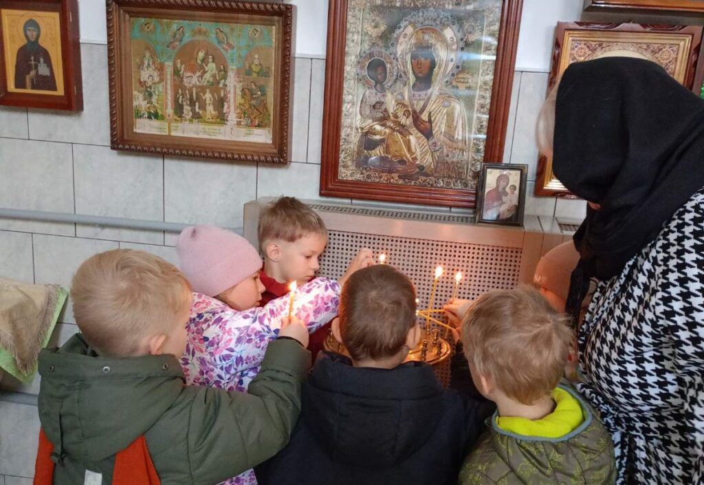 дети в церкви