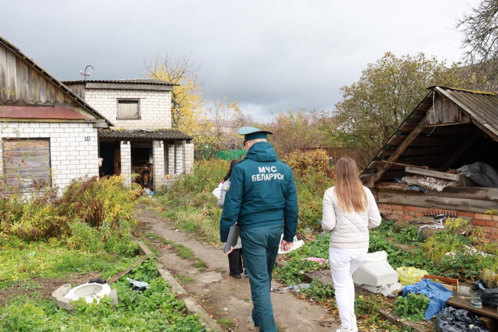 За безопасность вместе. Спасатели и соцслужба проверяют дома одиноких граждан у Узде