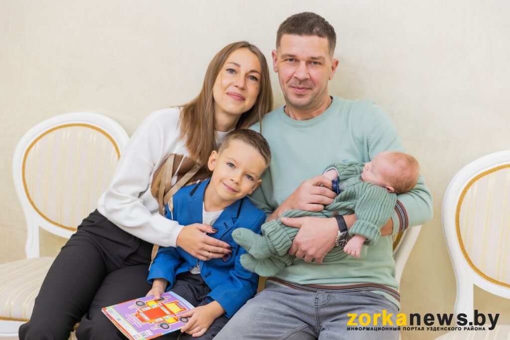 В День матери в ЗАГСе поздравления и подарки принимала семья из Узды