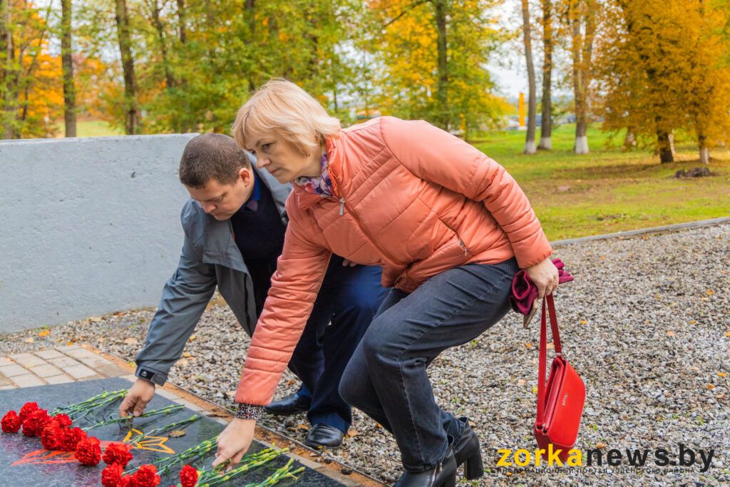 цветы к памятнику