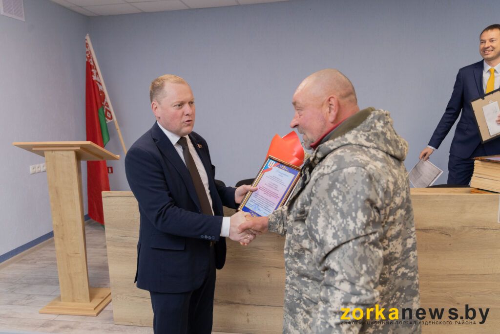 награждает Колос