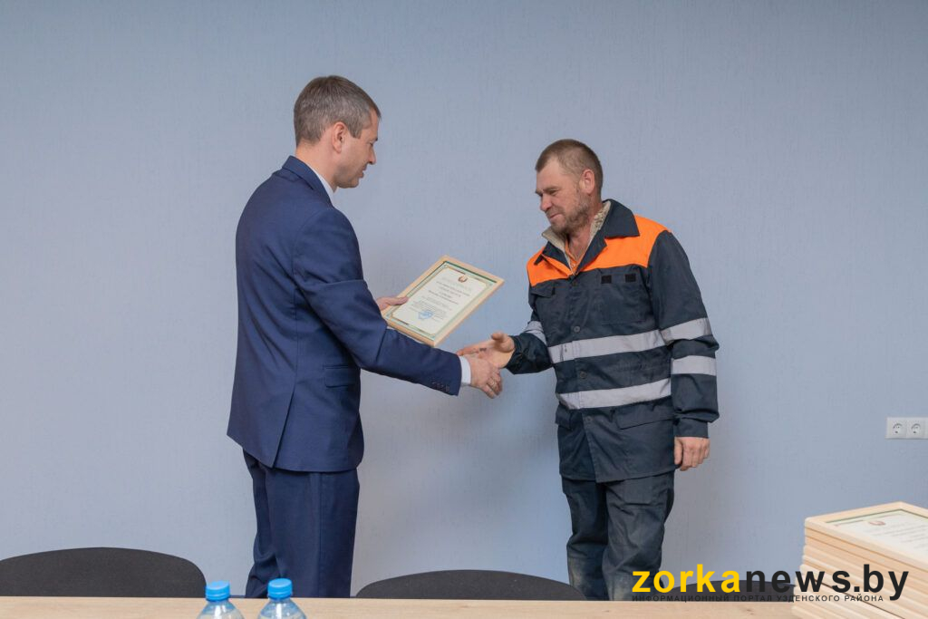 Рабкшко награждает сотрудника