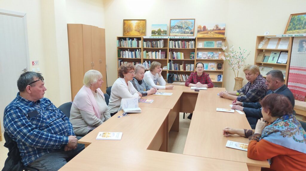 Встреча писателей: в Узденской библиотеке прошло заседание литобъединения «Неманец»
