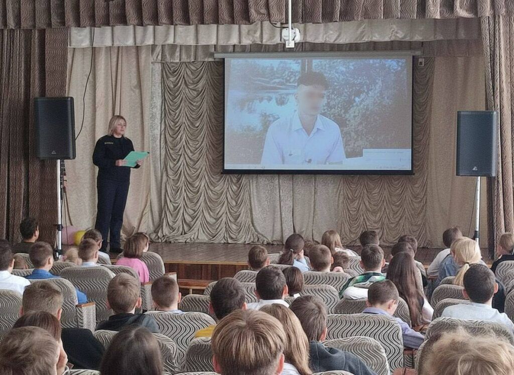 О вреде вейпов и ответственности беседуют с учащимися инспекторы ИДН Узды