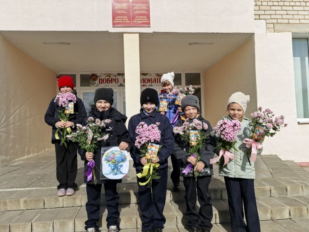 на крыльце школы