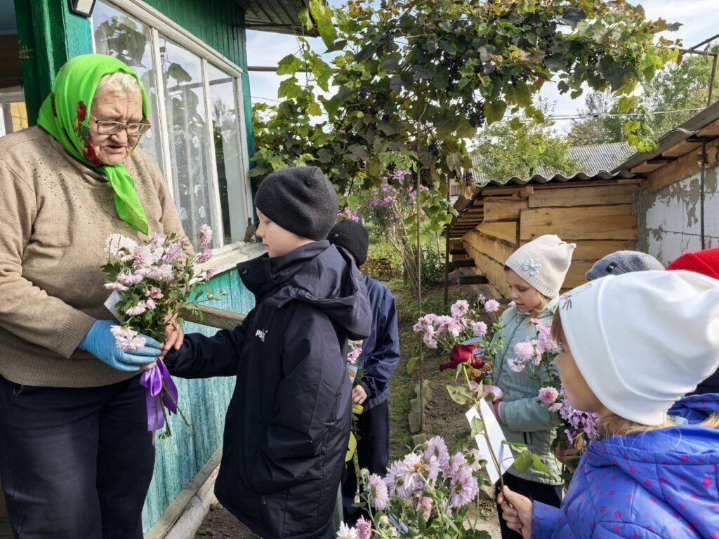 школьники поздравляют пенсионерку