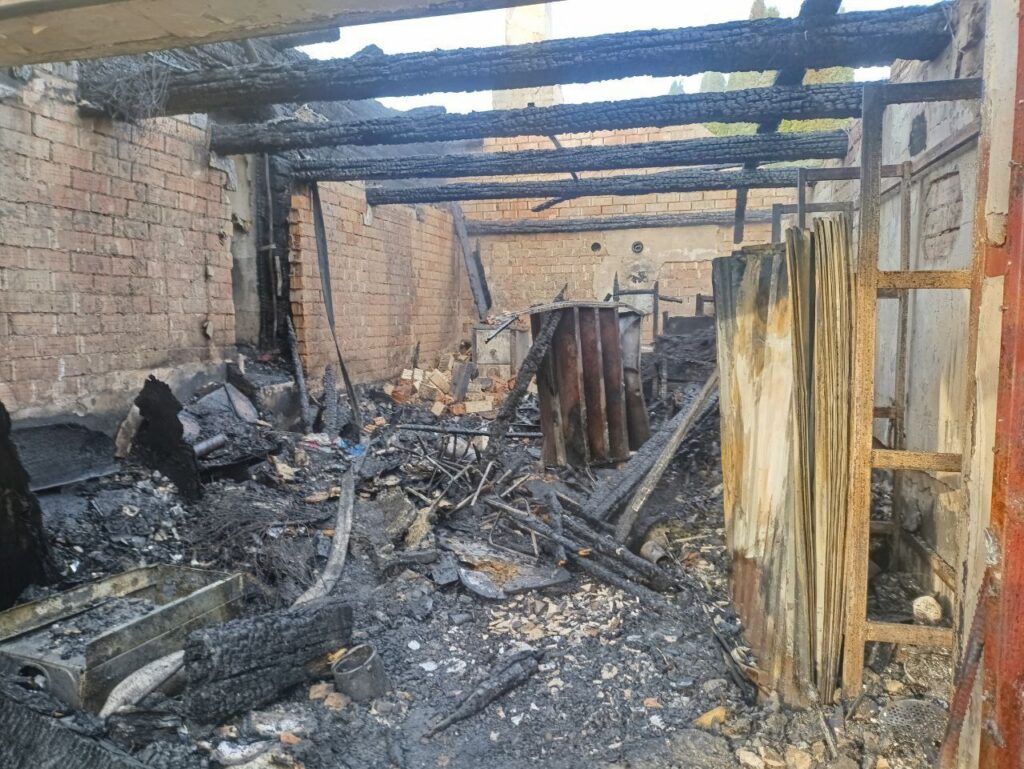 Дачный дом сгорел дотла в деревне Теплень