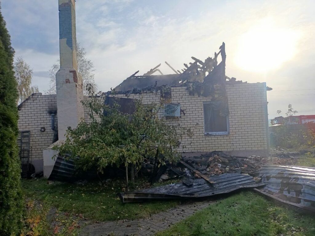сгоревшая крыша дома