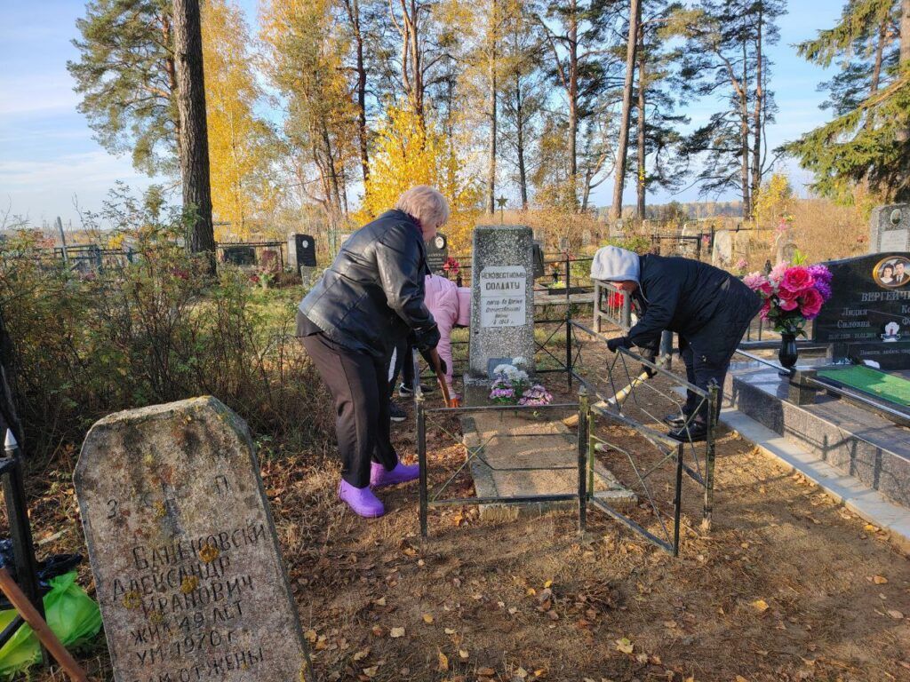 Порядок на могиле неизвестного солдата навели сотрудники Узденского сельисполкома