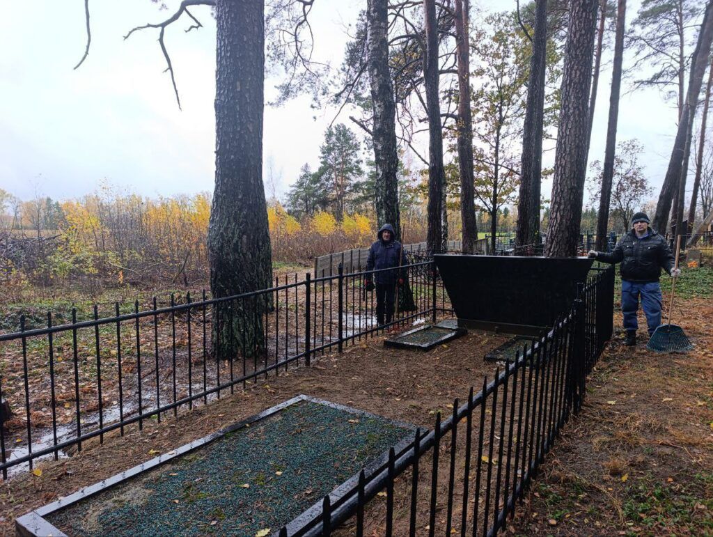 Сотрудники Узденского отделения Департамента охраны благоустроили воинское захоронение