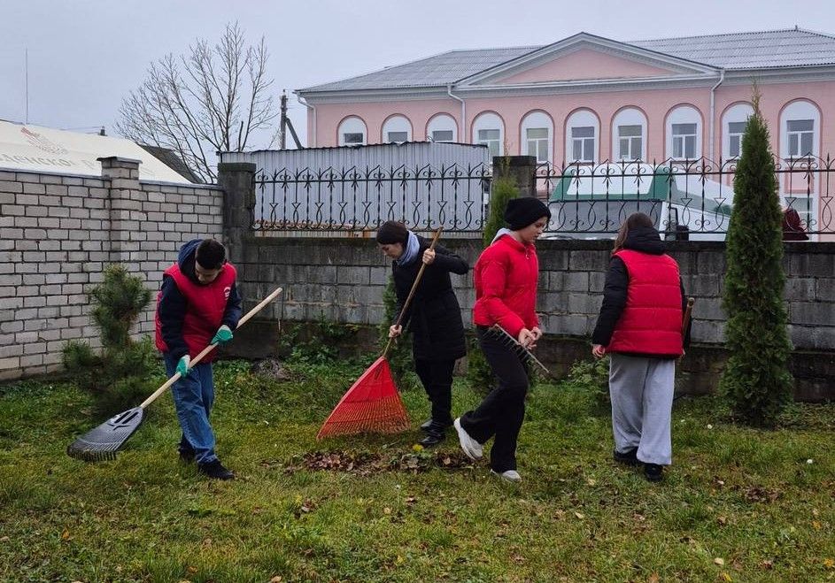 школьники убирают территорию