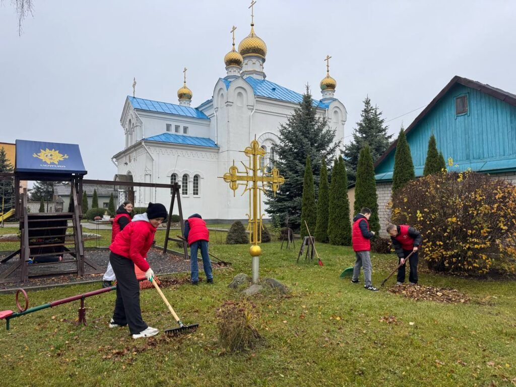 Ученики Узденской гимназии ухаживают за храмом апостолов Петра и Павла