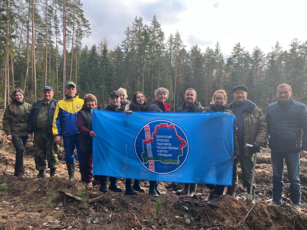 работники райисполкома на посадке леса