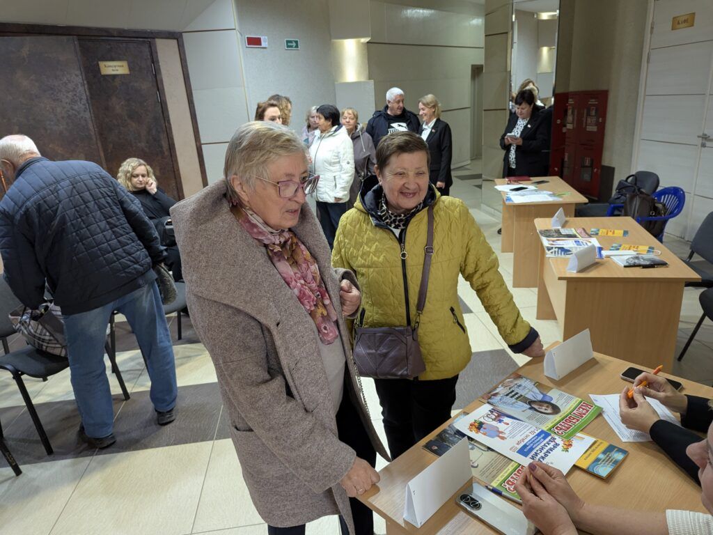 пенсионеры на ярмарке вакансий