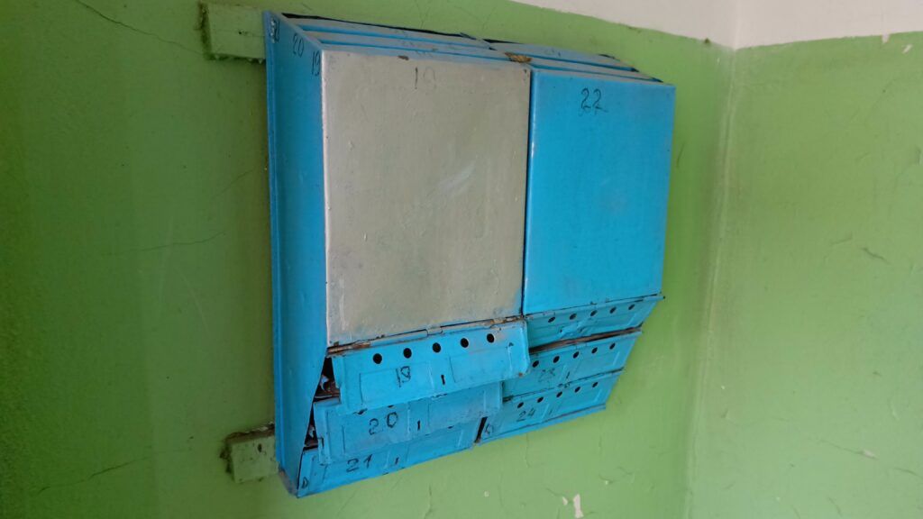 почтовый ящик в многоэтажке