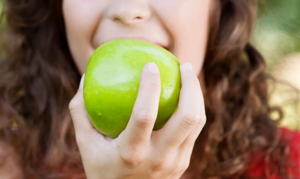 зеленое яблоко