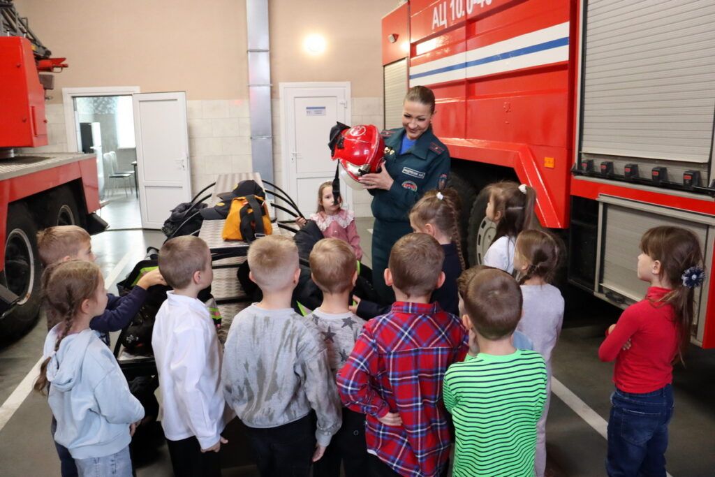 Гимназисты изучают правила безопасности и пробуют спецоборудование в пожарной части Узды