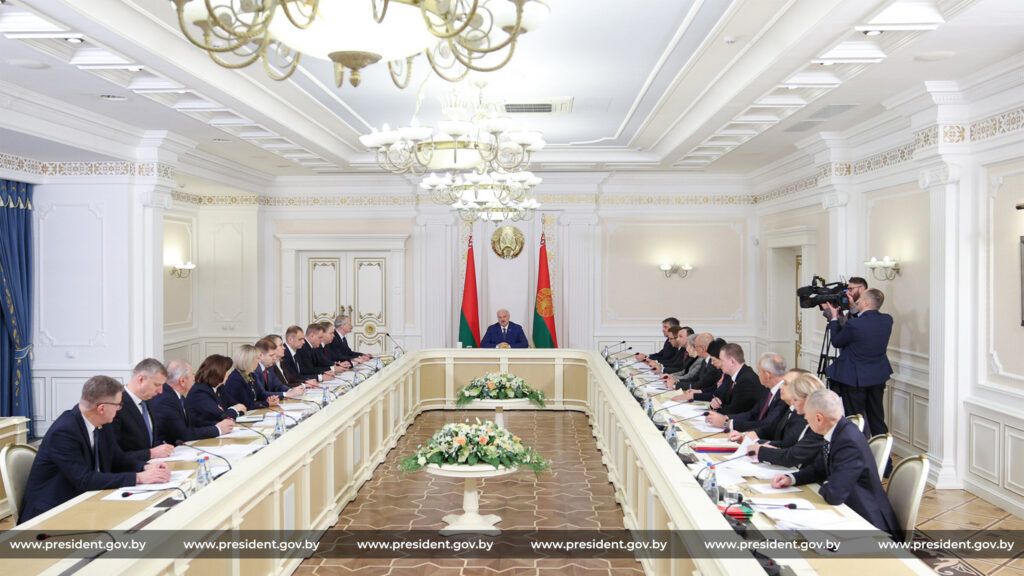 Лукашенко призвал делегатов ВНС активно участвовать в обсуждении программы развития