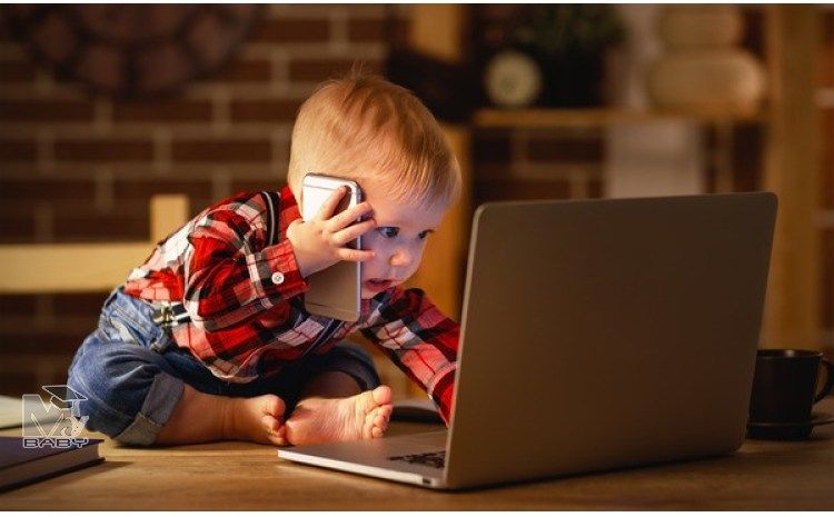 мальчик с телефоном